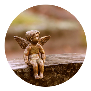 Ein Engel sitzt auf dem Grabstein, Friedhof