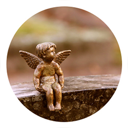 Engel auf Grabstein - Bestattung Bad Muskau symbolisiert Andenken und Abschied